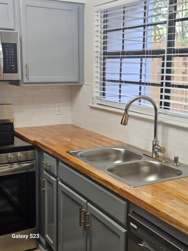 Beautiful Kitchen - 2220 E Victory Dr