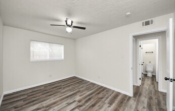 Building Photo - 2110 Melbourne St