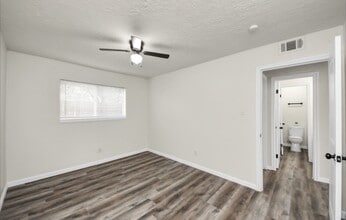 Building Photo - 2110 Melbourne St Building Photo - 2110 Melbourne St