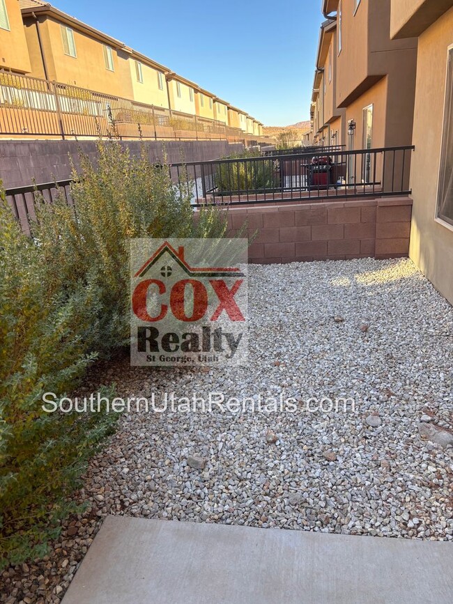 Building Photo - 4bd | 2.5 Bath | 2 Car Detached Desert Can...