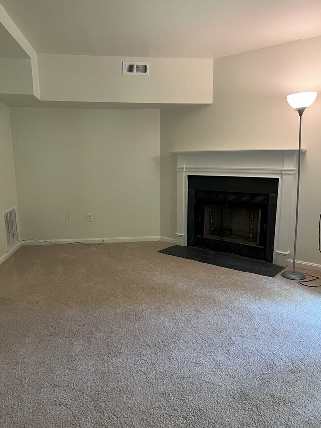 Building Photo - One Bedroom Apartment