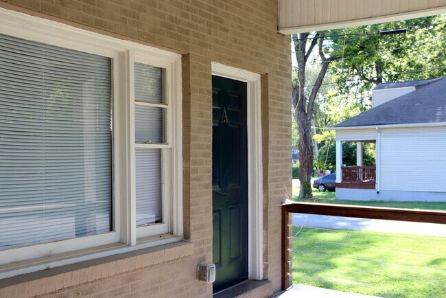 Foto del edificio - 2 Bedroom / 2 Bath Apartment with w/d hookups in East Nashville!
