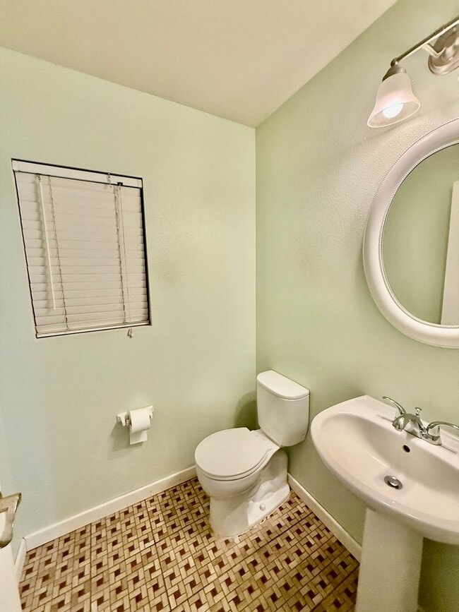 Building Photo - Wood Creek/3 BD/2.5 BA/Garage