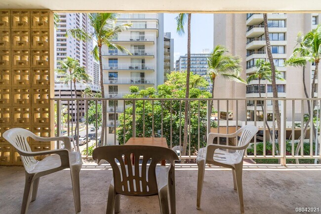 Foto del edificio - HEART OF WAIKIKI CORNER UNIT W/WALK-IN CLO...