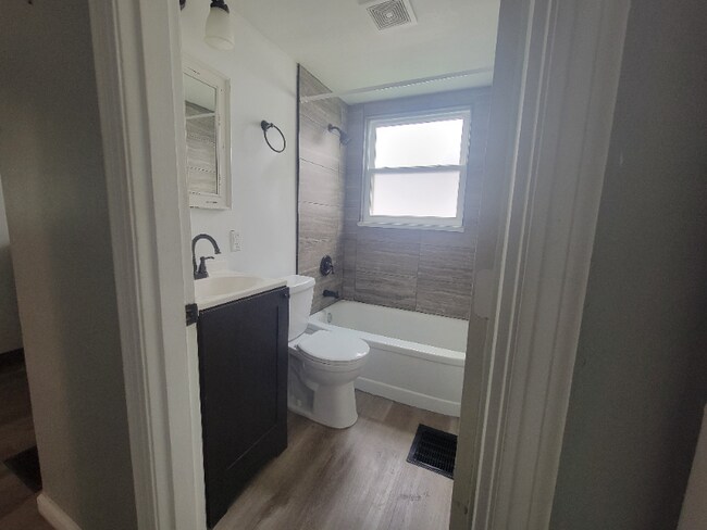 Building Photo - 215 Ryburn Ave