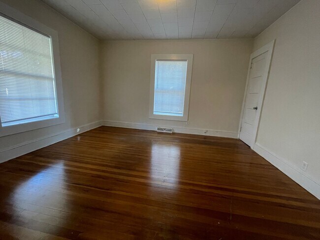 Building Photo - See This Spacious 2 Bedroom Home Waiting F...