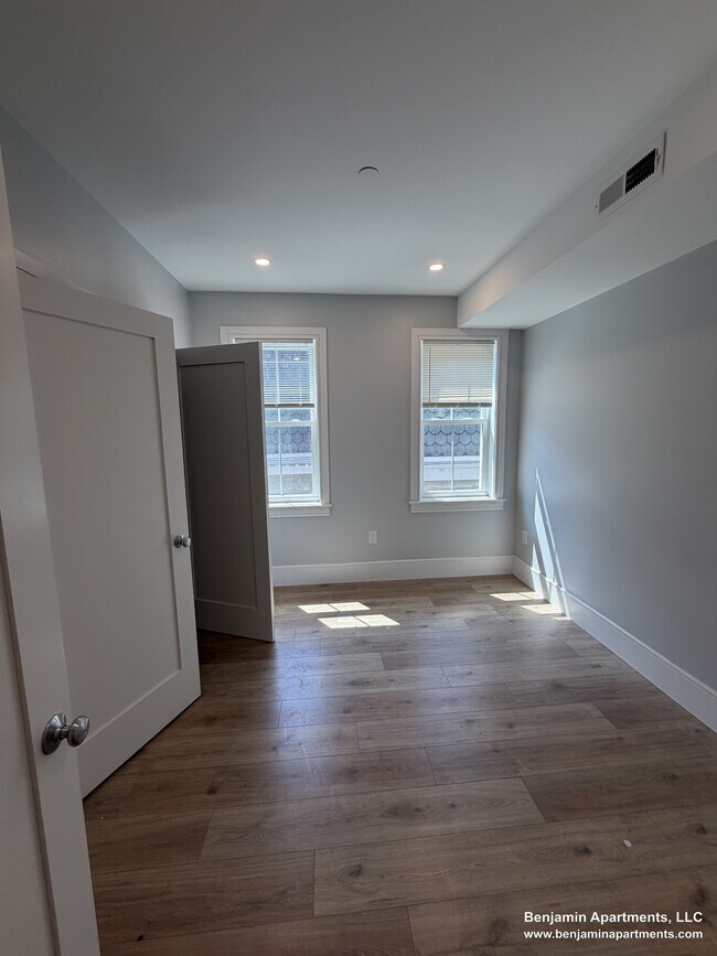 Building Photo - 124 Kenrick St