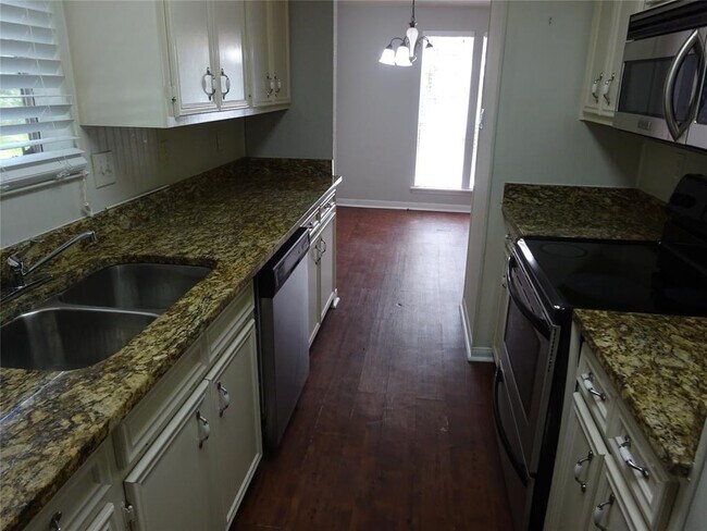Building Photo - 4745 Holly Ln E