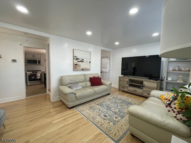 Building Photo - 11 Raymond Pl