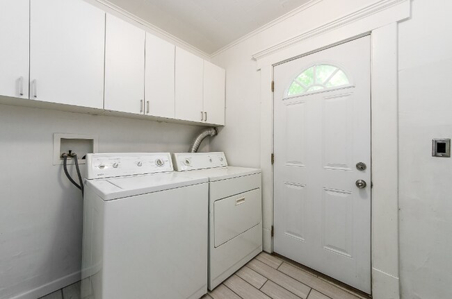 Foto del edificio - 2469 Indiana Ave