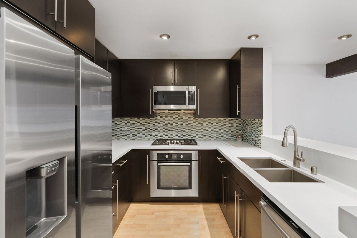 Foto principal - 15155 Sherman Way