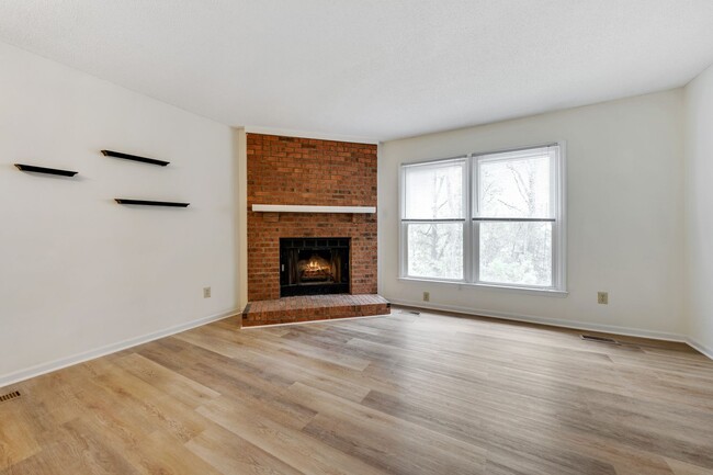 Building Photo - Spacious end unit townhome minutes from Du...