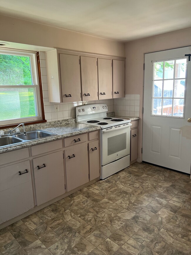 Kitchen, pictured appliances included - 386 Freeport Rd