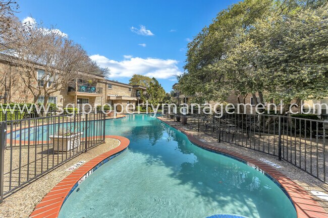 Foto del edificio - 7906 Royal Ln