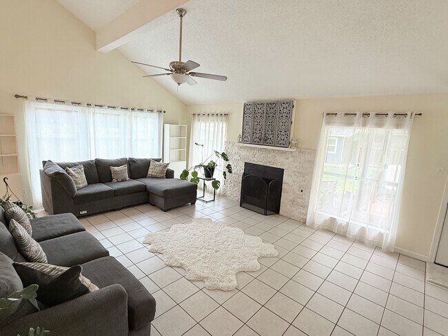 Foto del edificio - 14206 Rosseau St