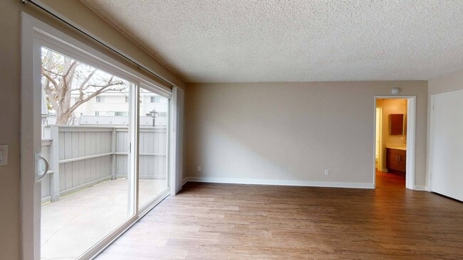 Interior Photo - Rosebeach