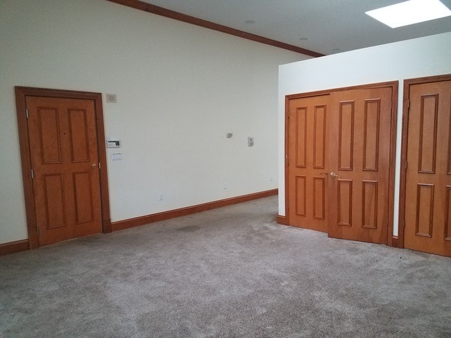 Building Photo - 844 Main St