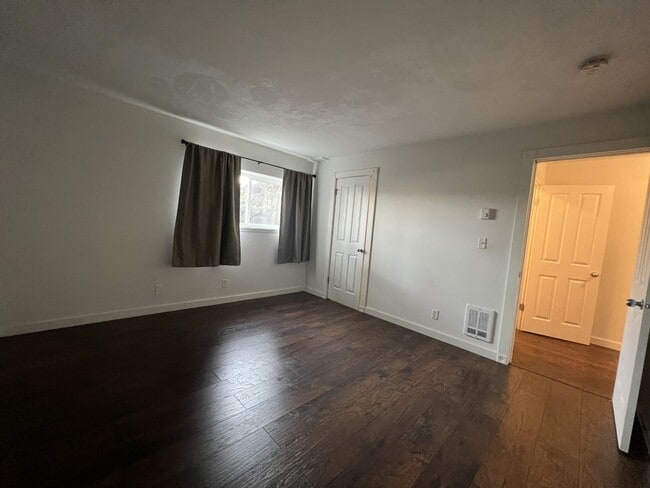Building Photo - 1425 S Puget Dr
