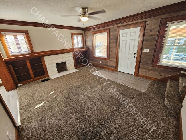Building Photo - Spacious Home in KC