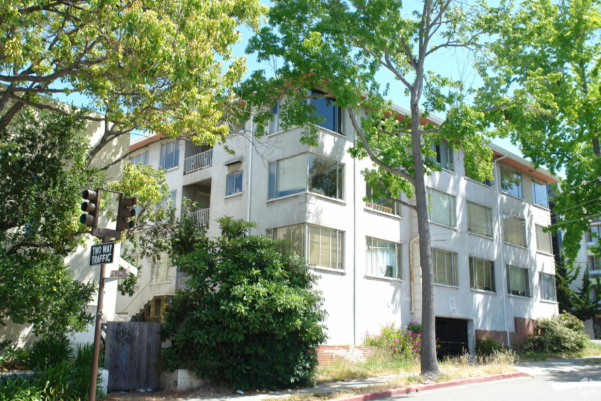 Building Photo - 2456 Warring St