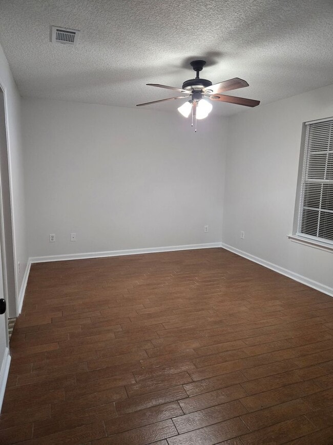 Building Photo - 142 Leeswood Cir