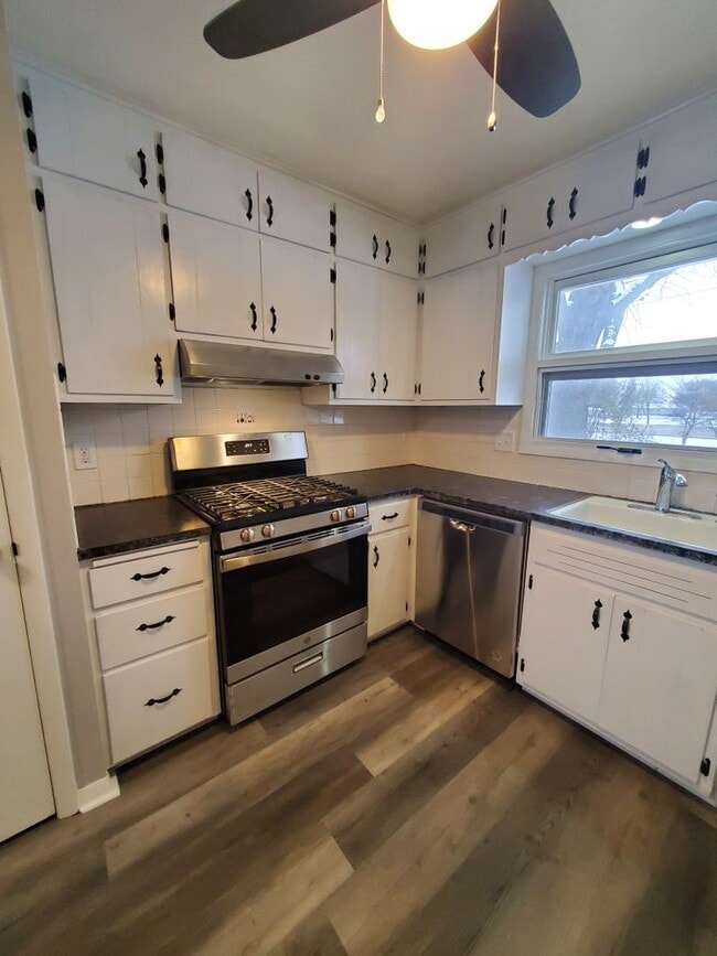 Building Photo - Updated half duplex