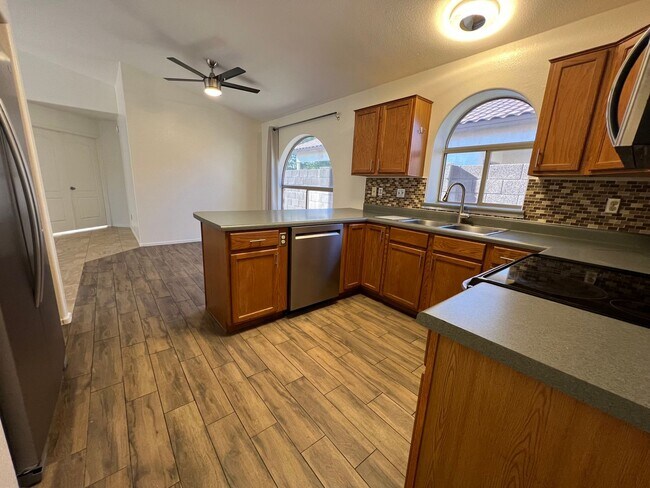 Foto del edificio - EXCELLENT Location!! This house is a three bedroom & two full baths