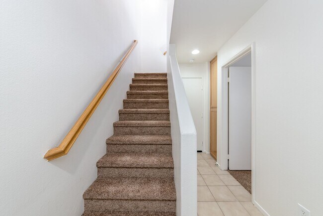 Foto del edificio - 3 bedroom townhome located In Rancho Carrillo!