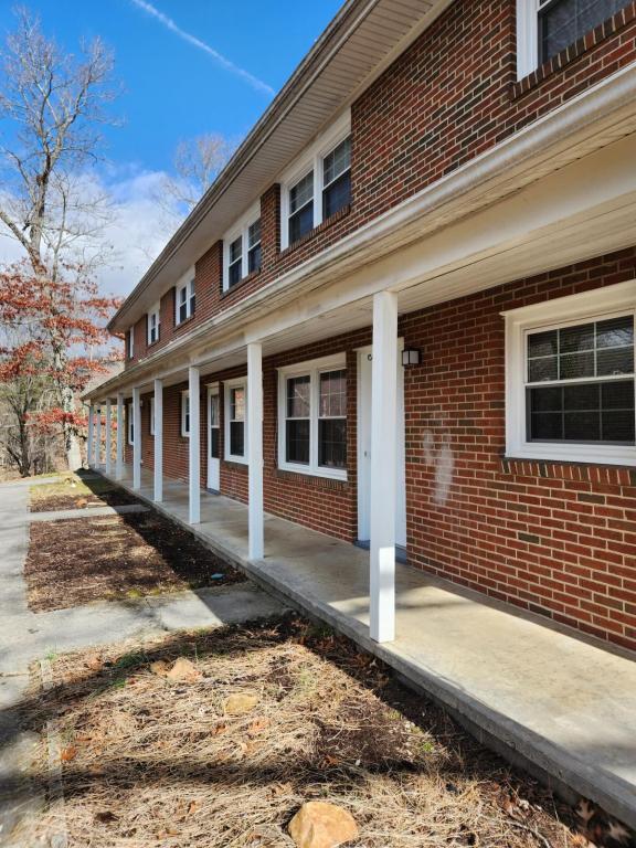 Foto del edificio - 2459 Pine Ave