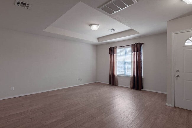 Building Photo - 3 Bed 2 Bath Next to I-40 in Yukon!