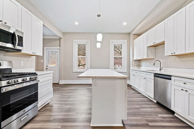 Foto del edificio - Beautiful Fully Renovated 4 Bedroom Home I...