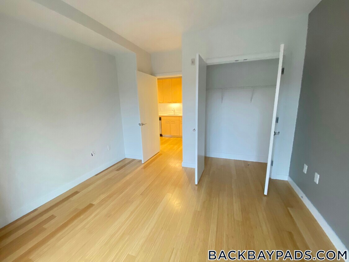 Primary Photo - 1085 Boylston St