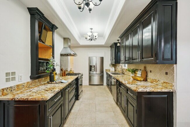 Building Photo - BEAUTIFUL Home For Rent in St Petersburg! WITH A POOL!