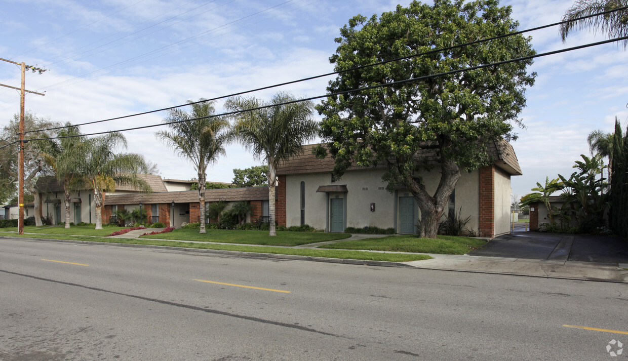 Primary Photo - The Courtyards Apartments