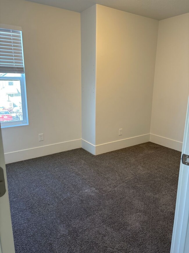 Building Photo - Pet Friendly Townhome