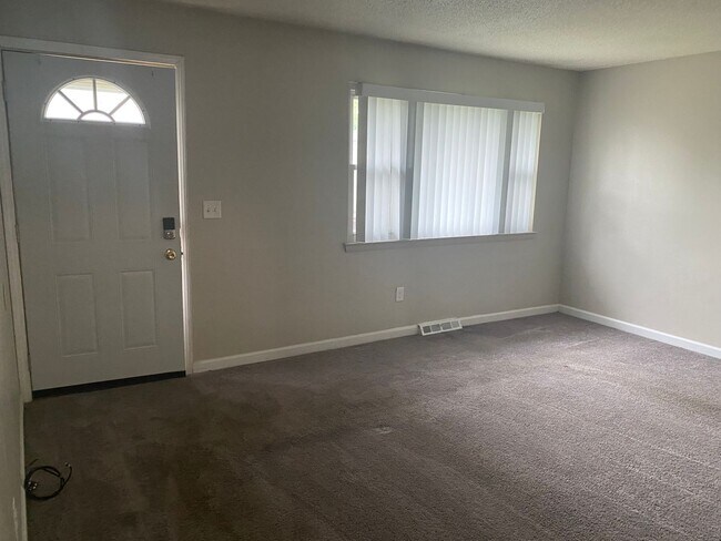 Building Photo - 3 Bedroom 1 Bathroom Ranch House in East C...