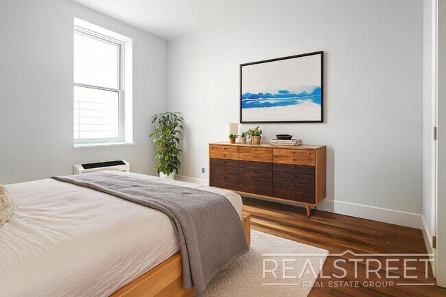 Building Photo - LUXURY Giant 1 BED LOFT in Queens!