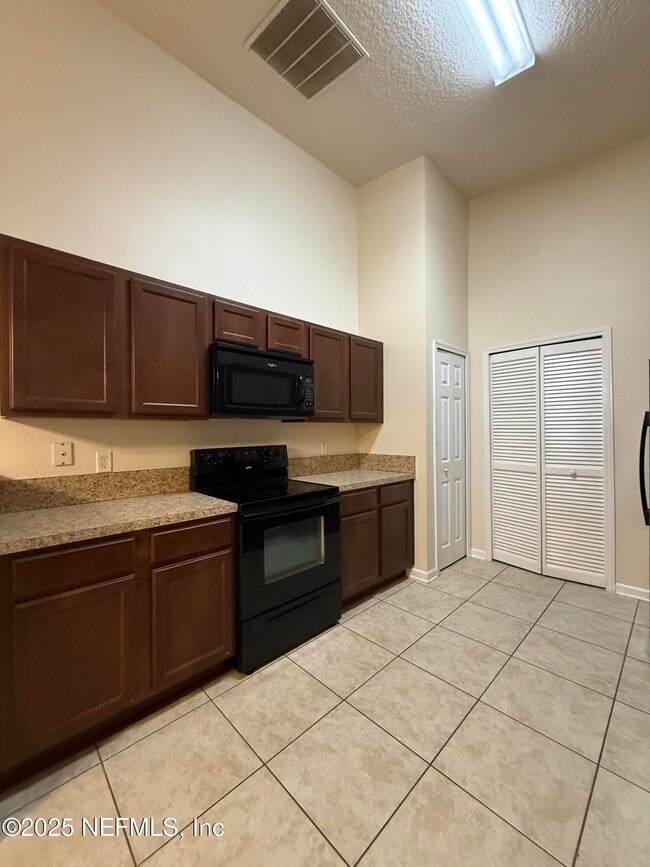 Foto del edificio - 2564 Golden Lake Loop