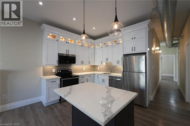 Building Photo - 145 Wellington St N