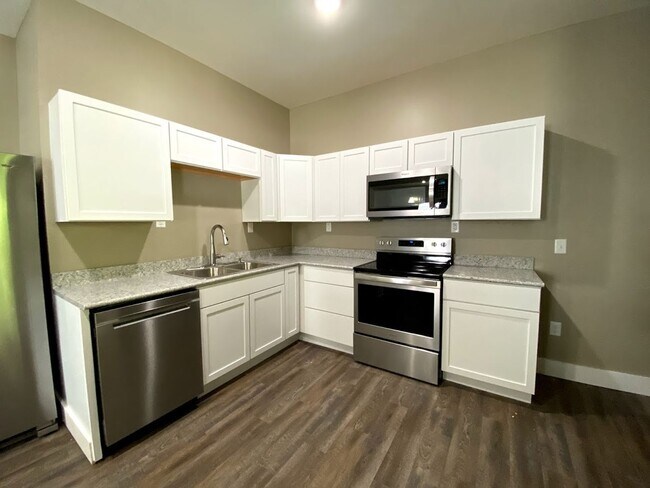 Building Photo - August 2027 - Remodeled - 5 bed, 5 bath!