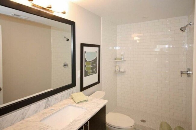 Building Photo - Luxurious 3 bedroom!