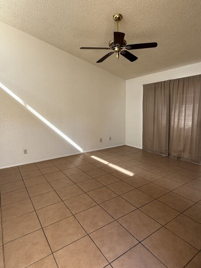 Foto del edificio - 9870 E La Palma Ave