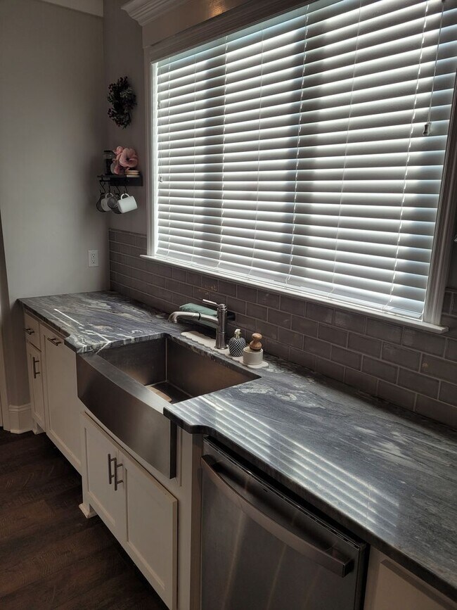 Foto del edificio - Spacious 4BR Home with Inground Pool, Open Split Floor Plan & Side-Entry Garage