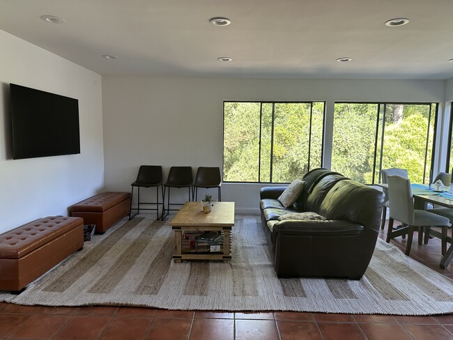 Foto del edificio - 310 Butterfield Rd