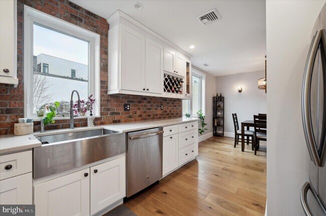 Building Photo - 403 Brown St