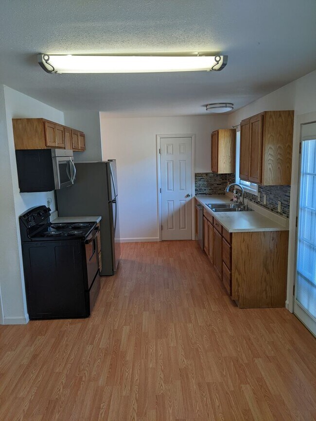 Foto del edificio - Large and recently remodeled 5 bedroom wit...
