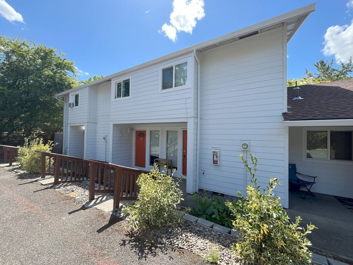 Foto del edificio - 2 Bedroom Townhome in Tanasbourne!
