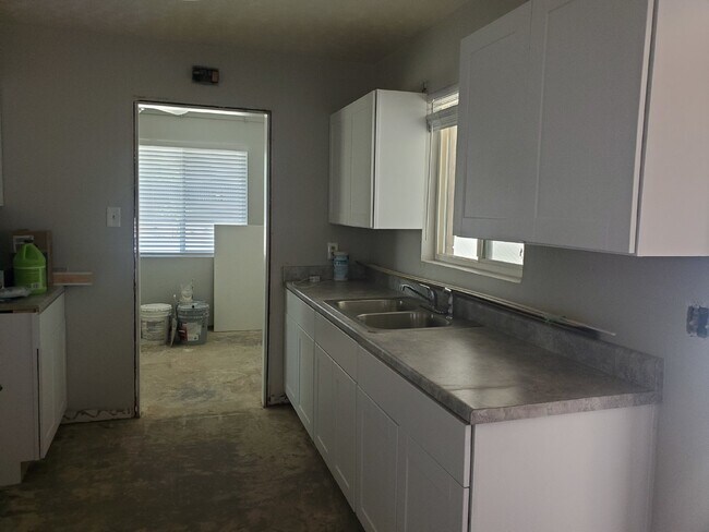 Foto del edificio - Move In Ready: Charming 3-Bed, 2-Bath Home in Camelback East - Available October 1, 2024!