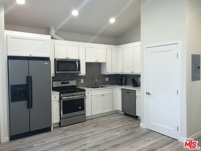 Foto del edificio - 6140 W 74th St