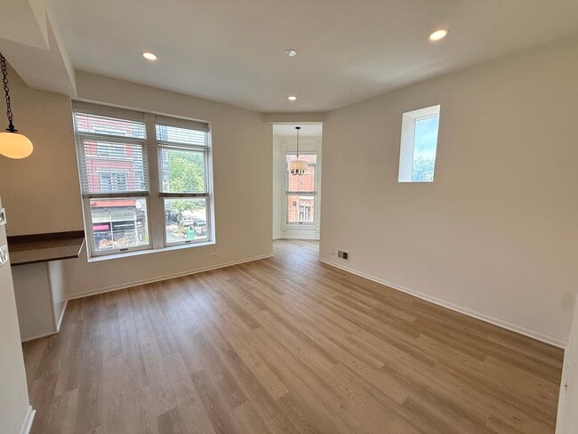 Building Photo - 937 W Armitage Ave
